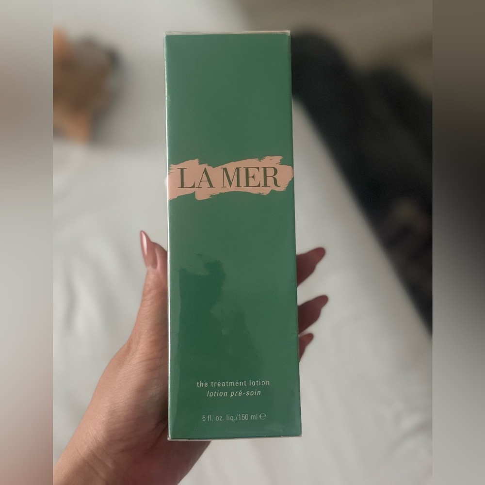 La Mer Skincare in Elegant Green Packaging expired day Dec 2026